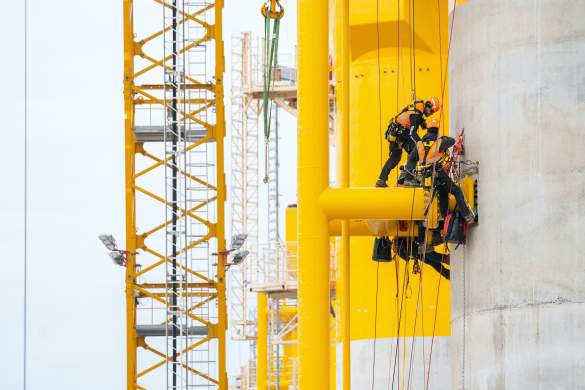 Construction of gravity based foundations for an offshore farm Rope access France Use only with Petzl logo and 2022 Petzl Distribution vuedici org Ouest Acro Bouygues travaux publics Fecamp offshore wind farm 11 1547 24 HD AL